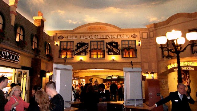 Shopping in Le Boulevard Mall in Las Vegas